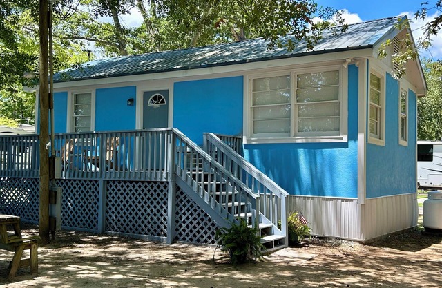 Cozy 2-bedroom Cottage with Deck and Lake View