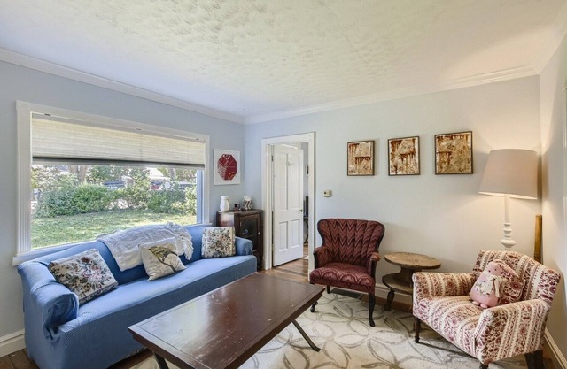 Cozy 2-bedroom home near main street - Pet Friendly