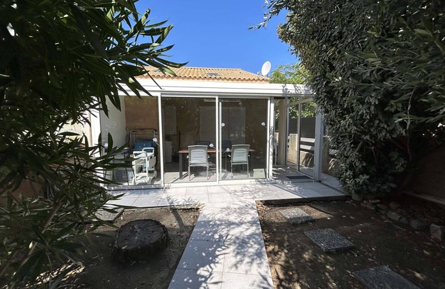 Cozy 2-Bedroom House, Sleeps 6, Near Beach, A/C, Veranda, Parking Included