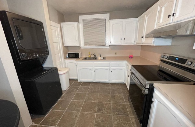 Cozy 2 Bedroom lower apartment home