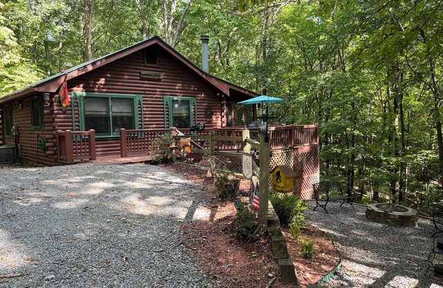 Cozy 2-bedroom, one bath cabin in amazing Blue Ridge mountains.with Wi Ac