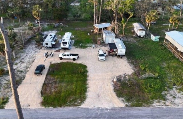 Cozy 2-bedroom RV with AC, WiFi in delightful Steinhatchee