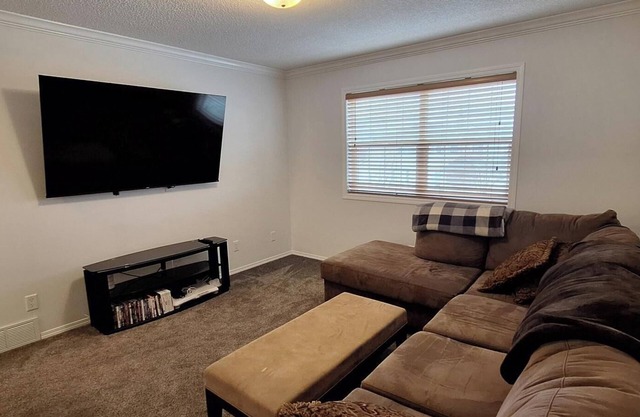 Cozy 2-Bedroom Shared Space (Not an Entire Home) – Your Gateway to the Mountains