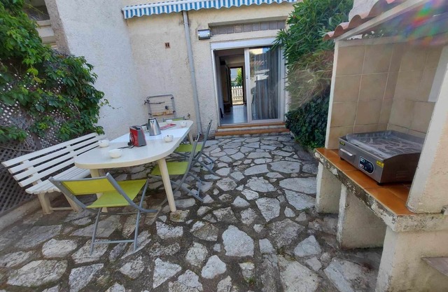 Cozy 2-Bedroom Townhouse with Double Cabins, AC, 2 Terraces, Near Beach, Quiet Area
