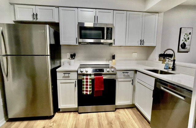 Cozy 2-bedroom townhome in enjoyable Richmond with WiFi, AC