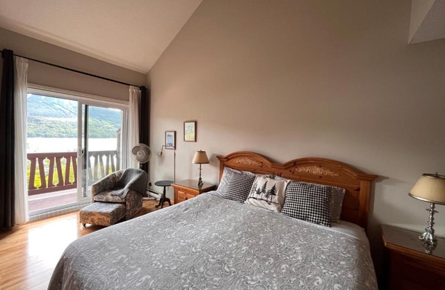 Cozy 2 bedrooms condo with stunning Mont Tremblant mountain and lakeview