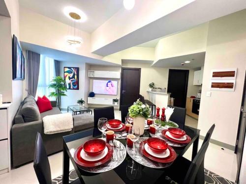 Cozy 2 Bedrooms in BGC with Balcony Bathtub 600Mbps