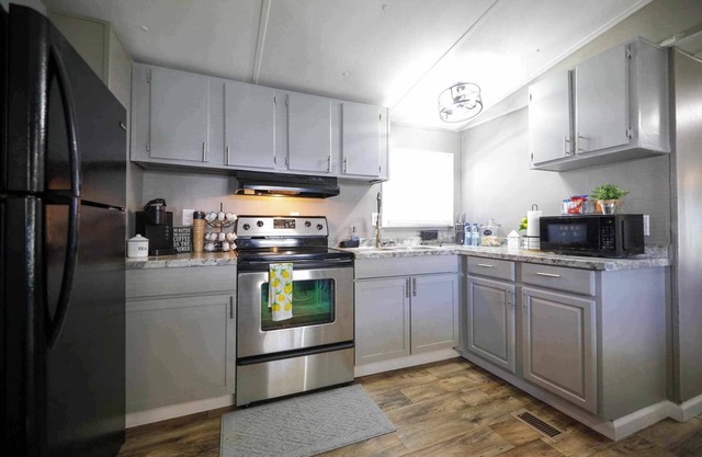 Cozy 2-BR 2BA mobile home with AC and WiFi in Friendly Place Geneva