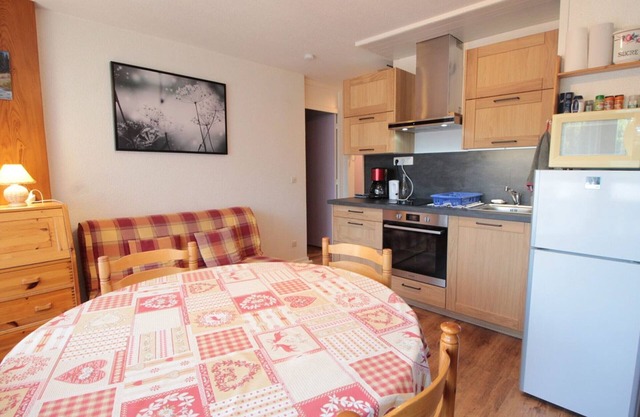 Cozy 2-Room Apt for 4 - Ski Access, Balcony, Parking, Near Shops in Carroz