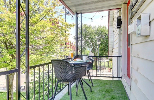 Cozy 2BR | 2 King Beds | 2 Parking | 8min to Old Town