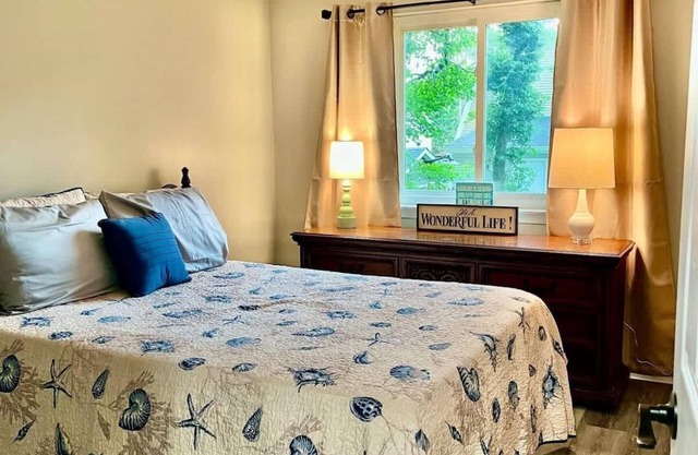 Cozy 2BR Bungalow near Beach & Dock