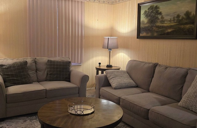 Cozy 2BR - Fast Wi-Fi - HWY Exit