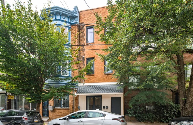 Cozy 2BR in Queen Village – Prime Location!