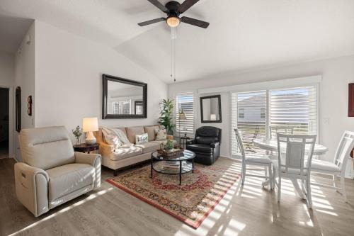 Cozy 2BR in The Villages With BBQ and 4 Seaters Golfcart King Bed