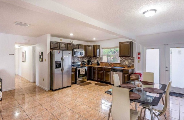 Cozy 2BR Retreat Laptop Ready & Pets OK