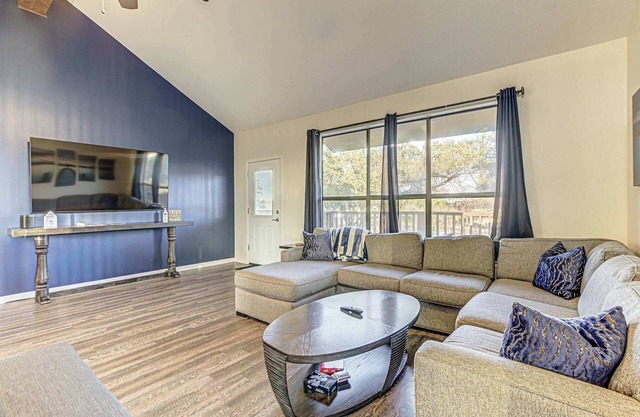 Cozy 3 BDR Condo in Horseshoe Bay, Near Marina!