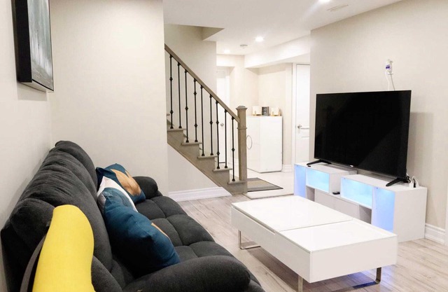 Cozy 3-Bedroom Basement Apartment. Family-friendly!