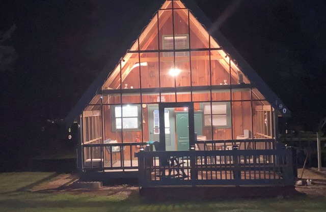 Cozy 3-bedroom cabin with all the amenities two miles from Cave Run Lake.