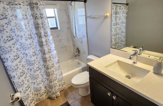 Cozy 3-bedroom condo in fabulous Coral Springs with WiFi, AC