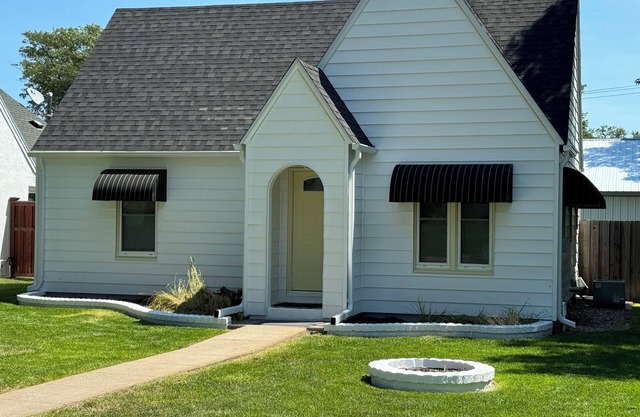 Cozy 3-bedroom cottage with AC and WiFi in central McCook location