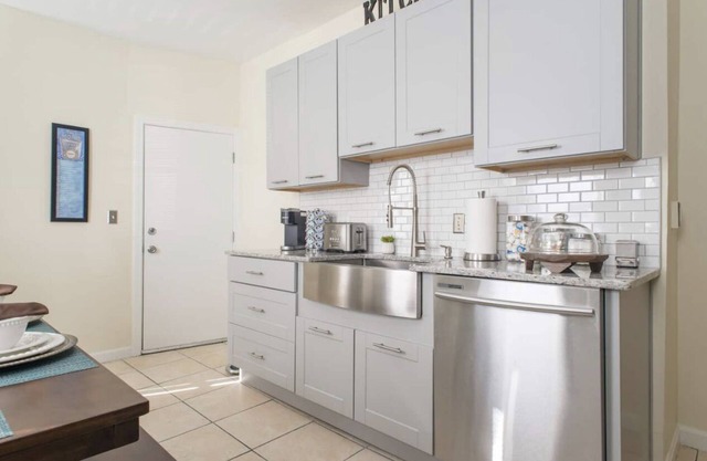 Cozy 3 bedroom - Free Parking, close to buses.