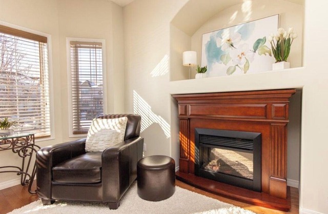 Cozy 3-bedroom townhouse in Red Deer. Family and Business friendly