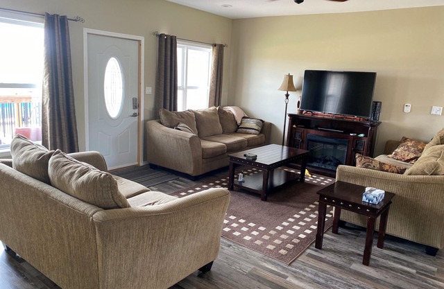Cozy 3-bedroom Year Round house in Winnipeg Beach with AC,Heat WiFi. Come relax.