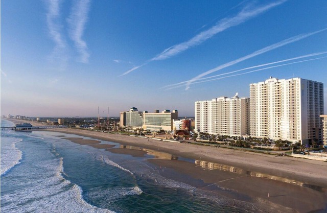 Cozy 3BD/2Bath Daytona Suite - Pools, Lazy River, Bar, Slides