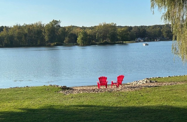 Cozy 3bd/3bth on Thornapple Lake, close to boat launch, shopping, restaurants!