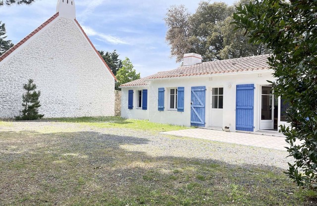 Cozy 3BR House 900m from Plage des Dames, BBQ, Terrace, Parking, Pets Allowed