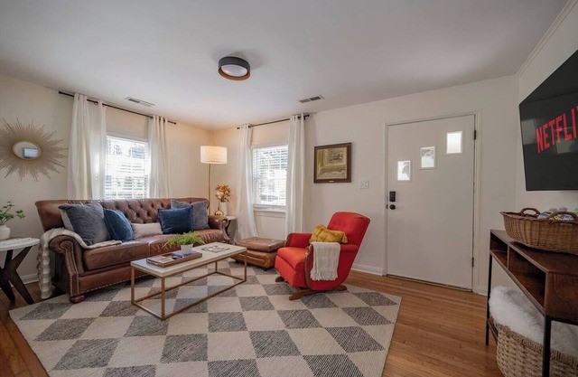 Cozy 3BR Home | KING Bed | ONLY 8-Min to LU!