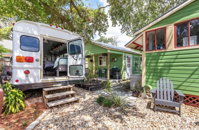 Cozy 3BR Retreat - Near Bars, Zoo & Lake Trails