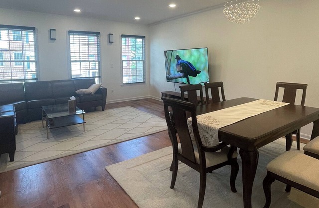 Cozy 3level TH- private, SelfCheckin, near DC & airport. Fast WiFi, quiet & safe