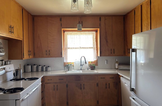 Cozy 4-bedroom house with WiFi and AC in Pleasant Rushville