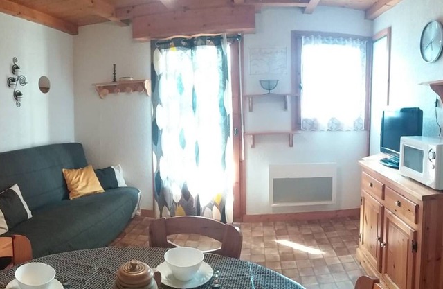 Cozy 4-Person Apartment in Crest-Voland - Near Slopes & Village, Balcony & Pet-Friendly