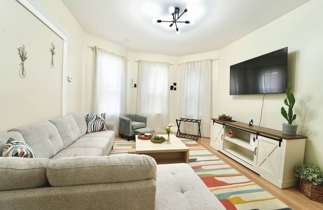 Cozy 4BD/2BA Near Boston-Encore-T-Station & Diners