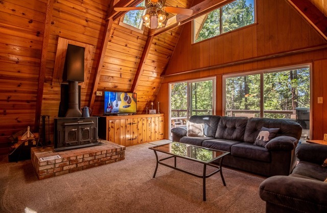 Cozy A-Frame Cabin w/Lake Access & Dog Friendly