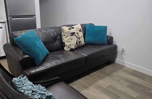 Cozy Airport Retreat | 2BR Suite Near Shops/Malls & Parks