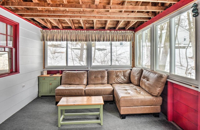 Cozy Alton Vacation Home w/ Sunroom!