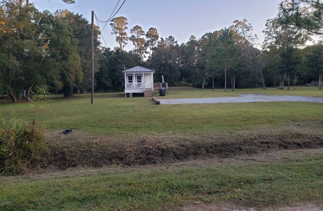 COZY AND COUNTRY CLOSE TO BLUE ANGELS, BEACHES, SHOPS, AND DOWNTOWN PENSACOLA.