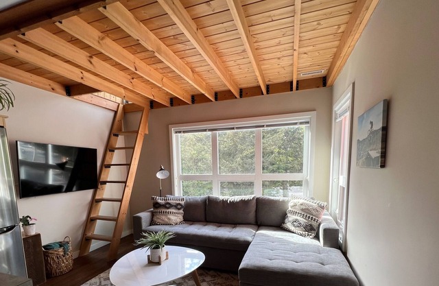 Cozy and modern 1 bedroom in Creekside
