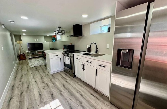 Cozy and modern 1-bedroom apartment in central Denver location with WiFi, AC