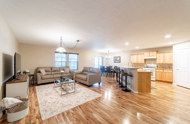 Cozy and peaceful home. Sleeps 12 , RV side parking , Office space , Sun Room