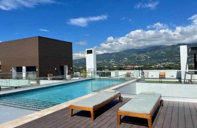Cozy apartment in new Kingston w/rooftop pool, super close to A/C Marriott.