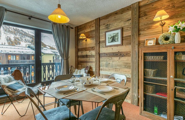 Cozy Apartment in Val-d'Isère: WiFi, Covered Parking, Near Pistes, Pet-Friendly