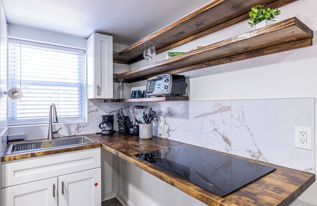 Cozy Apartment, Mins to Airport