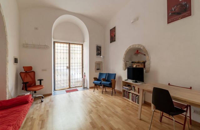 Cozy apartment of 60sqm, can accommodate up to 2 people, located on the ground floor of a building with private entrance directly on the street.The property is located in the San Lorenzo area, a district renowned for its bars and nightlife.If you are tra