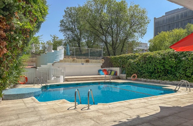 Cozy apartment with pool and garage