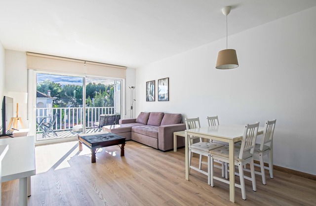 Cozy apartment with pool, parking and wifi.