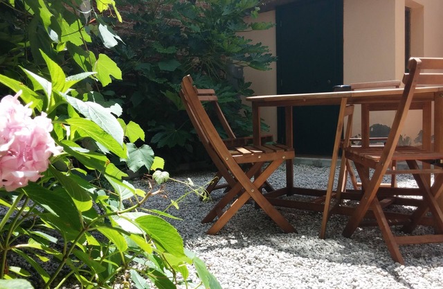 Cozy apartment with private court a/c WIFI